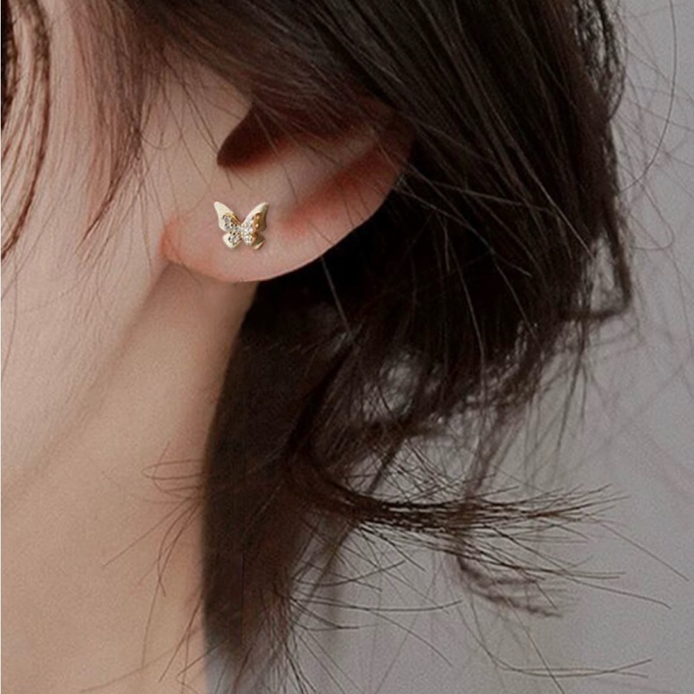 🦋🆕🦋Elegant Gold Butterfly Stud Earrings - Picture 2 of 2